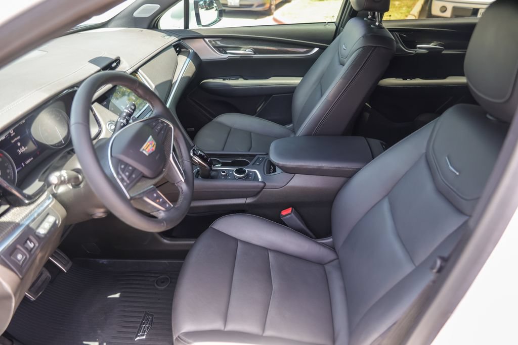 Used 2026 Cadillac XT5 Sportv w/ LPO, Onyx Lite Package AWD/4WD image 9