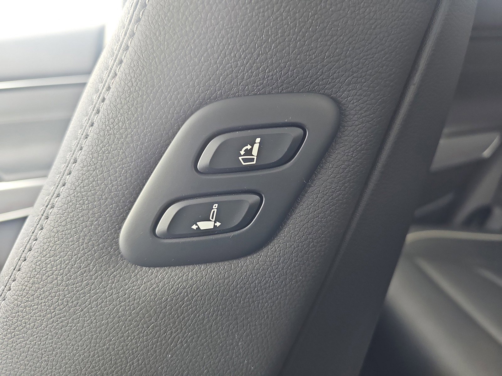 Used 2022 Genesis GV70 2.5T w/ Advanced Package image 19