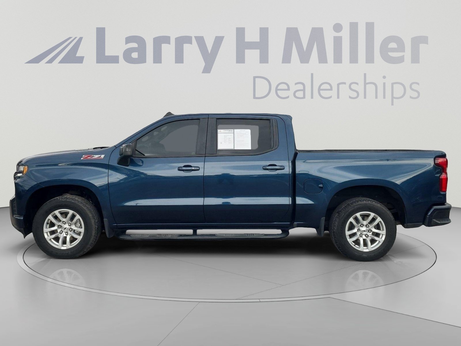 Used 2021 Chevrolet Silverado 1500 RST w/ Convenience Package II AWD/4WD image 2