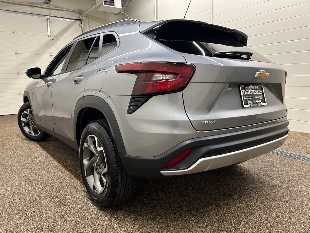 Used 2025 Chevrolet Trax LT w/ Driver Confidence Package image 4