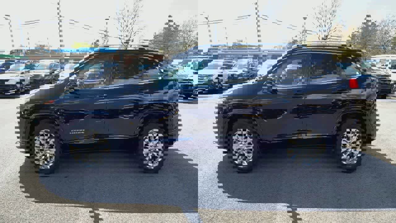 Used 2017 Jeep Cherokee Overland w/ Technology Group image 5