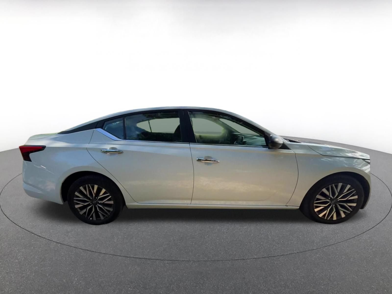 Used 2025 Nissan Altima 2.5 SV FWD image 16