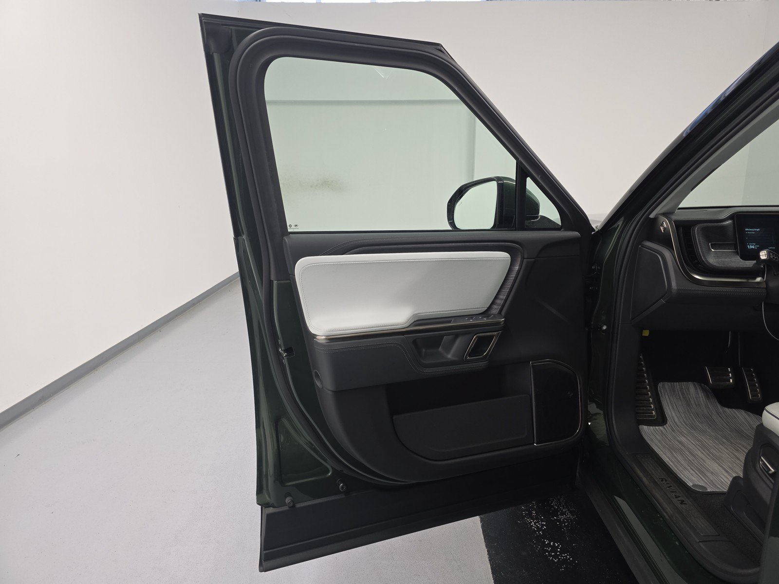 Used 2024 Rivian R1S Adventure AWD/4WD image 16