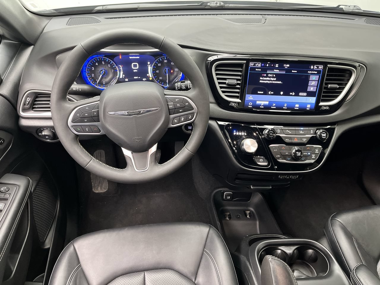 Used 2025 Chrysler Pacifica Select FWD image 14