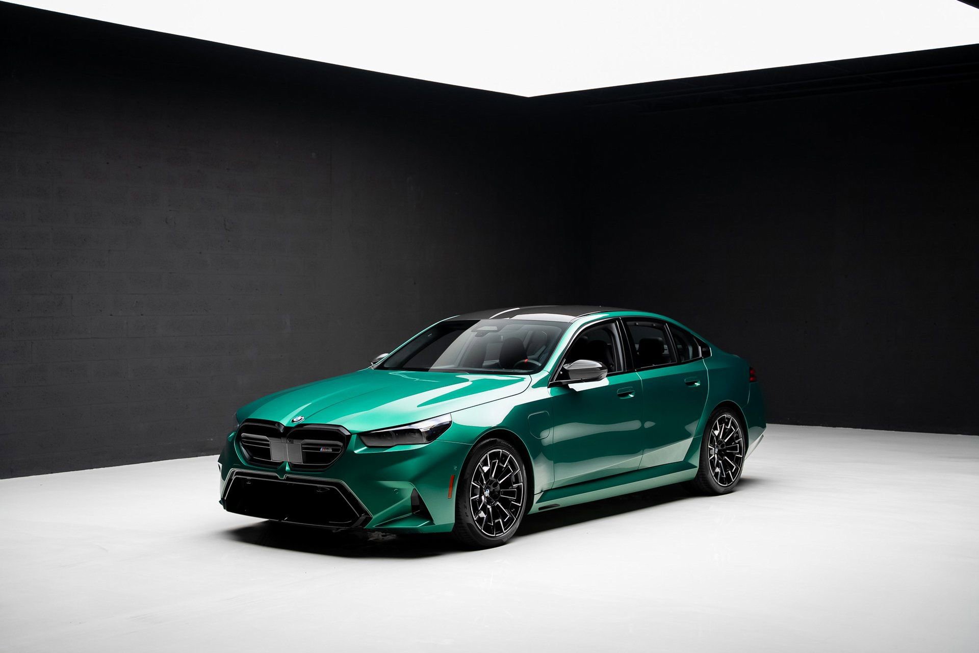 Used 2025 BMW M5 w/ Carbon Package image 4