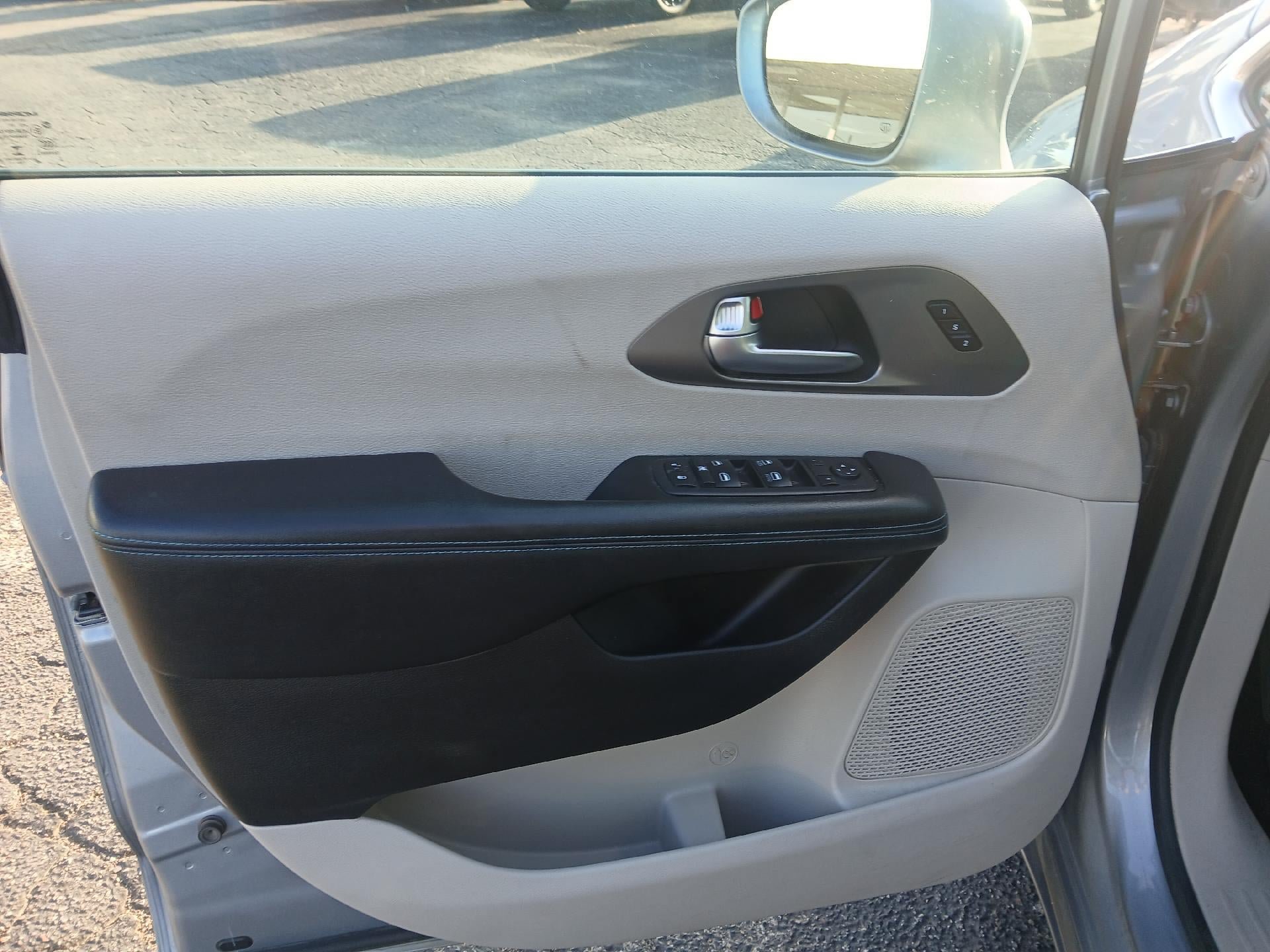 Used 2021 Chrysler Pacifica Touring-L w/ Premium & Safety Sphere Group FWD image 15