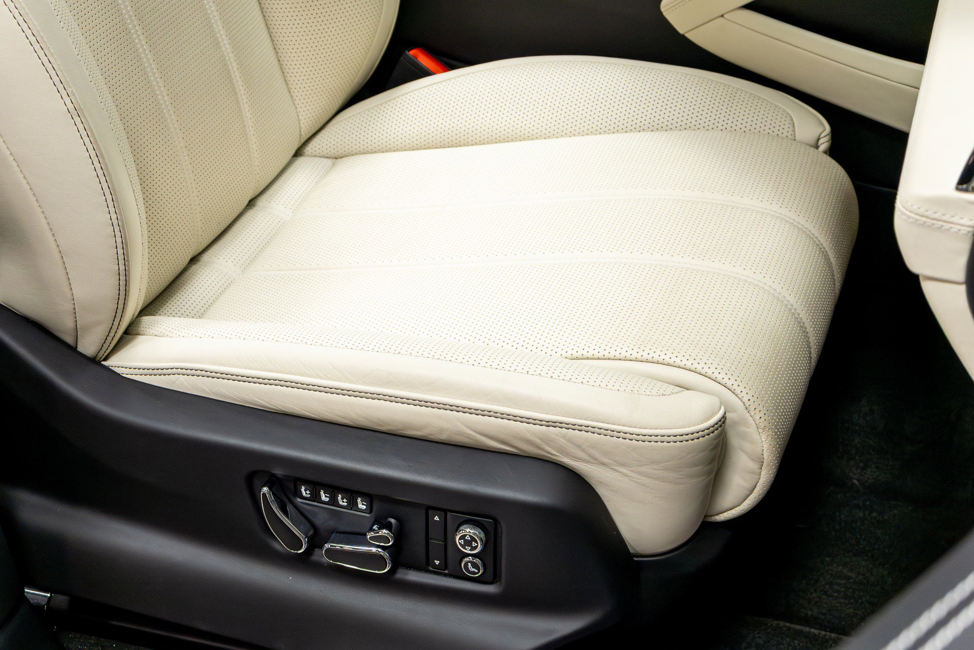 Used 2021 Bentley Bentayga w/ First Edition Specification image 27