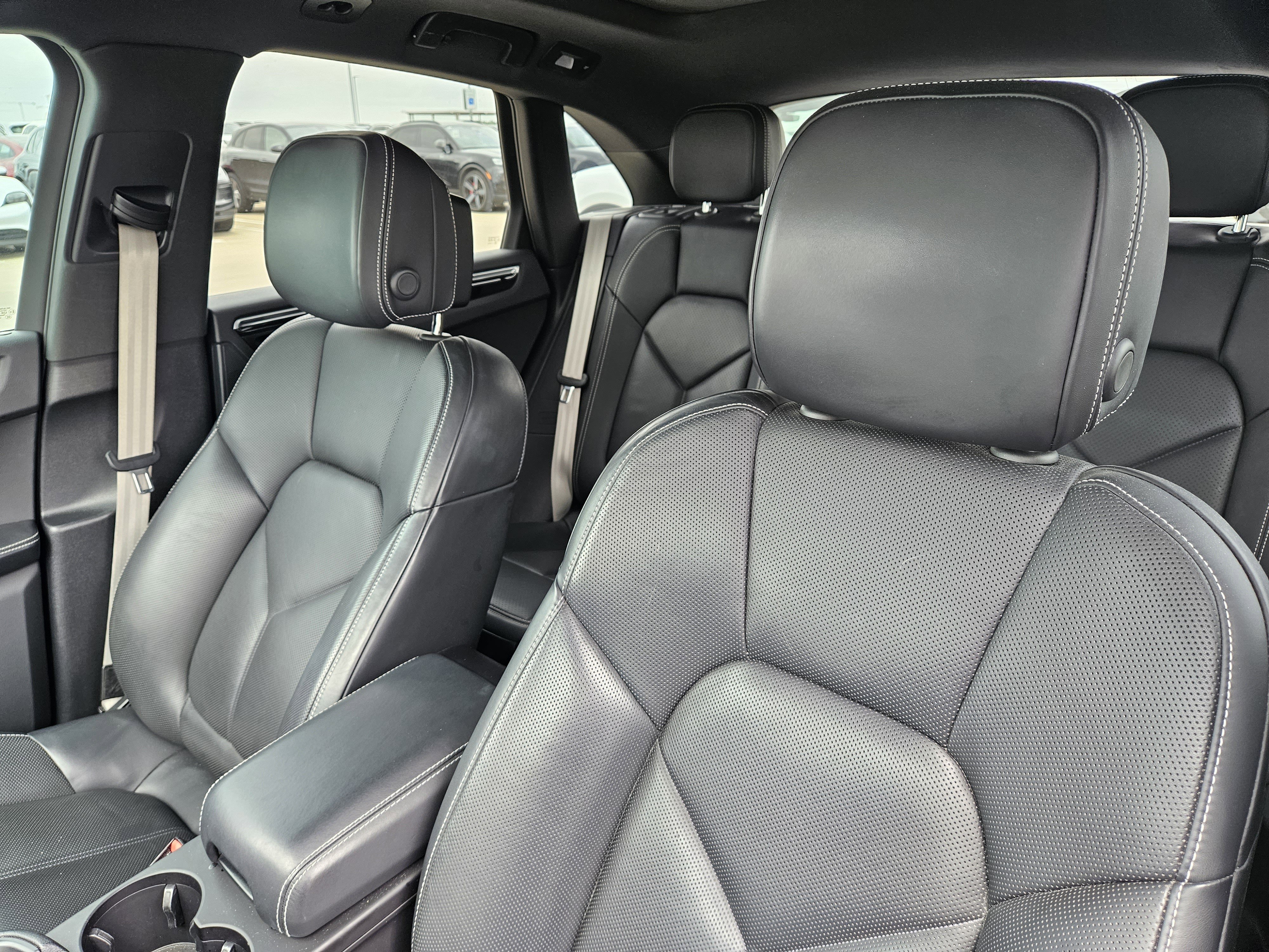 Certified 2022 Porsche Macan S AWD/4WD image 6