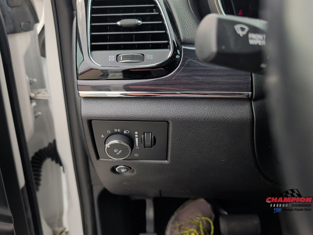 Used 2020 Jeep Grand Cherokee Overland AWD/4WD image 22