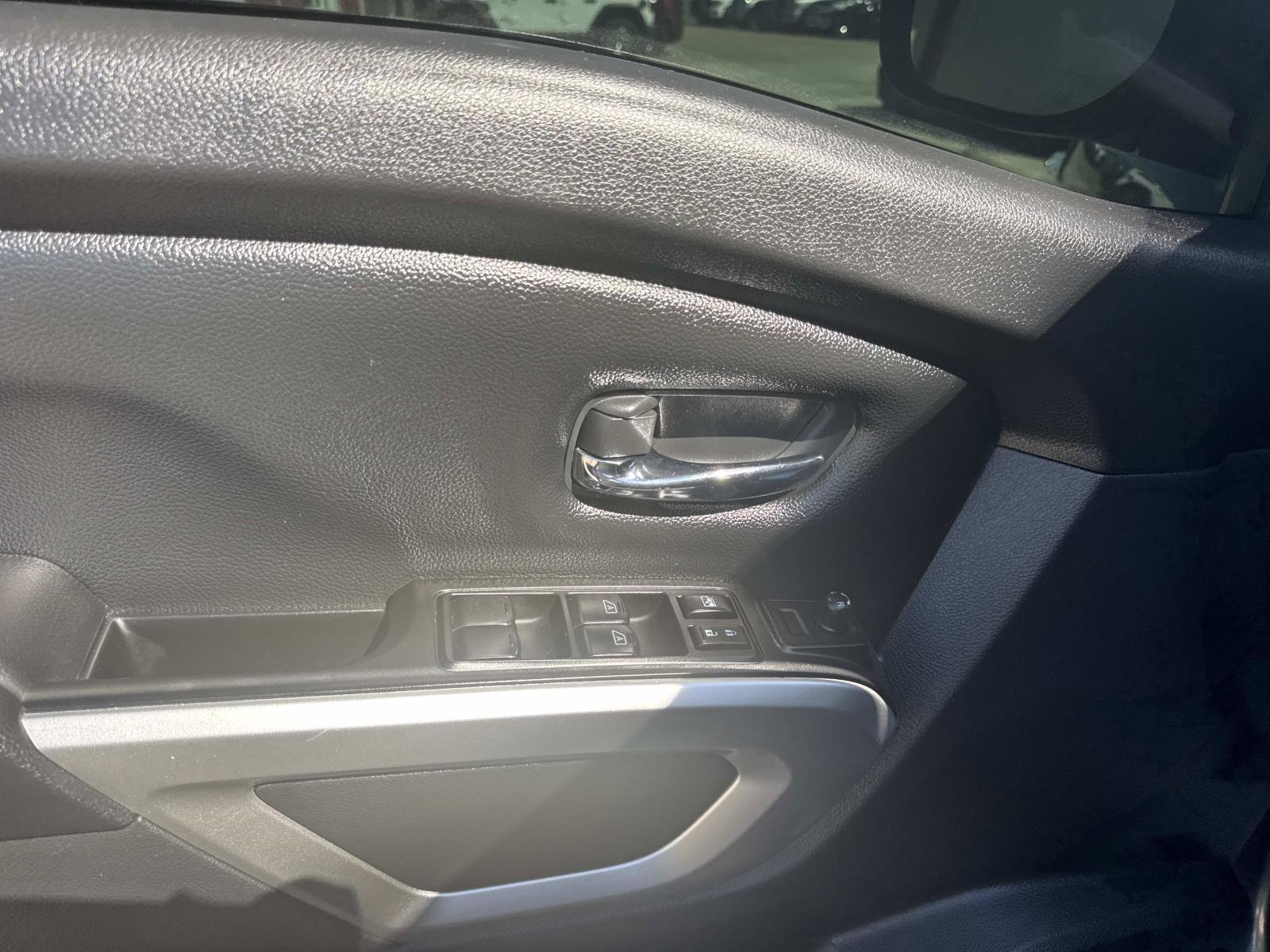 Used 2024 Nissan Titan SV w/ SV Convenience Package image 19