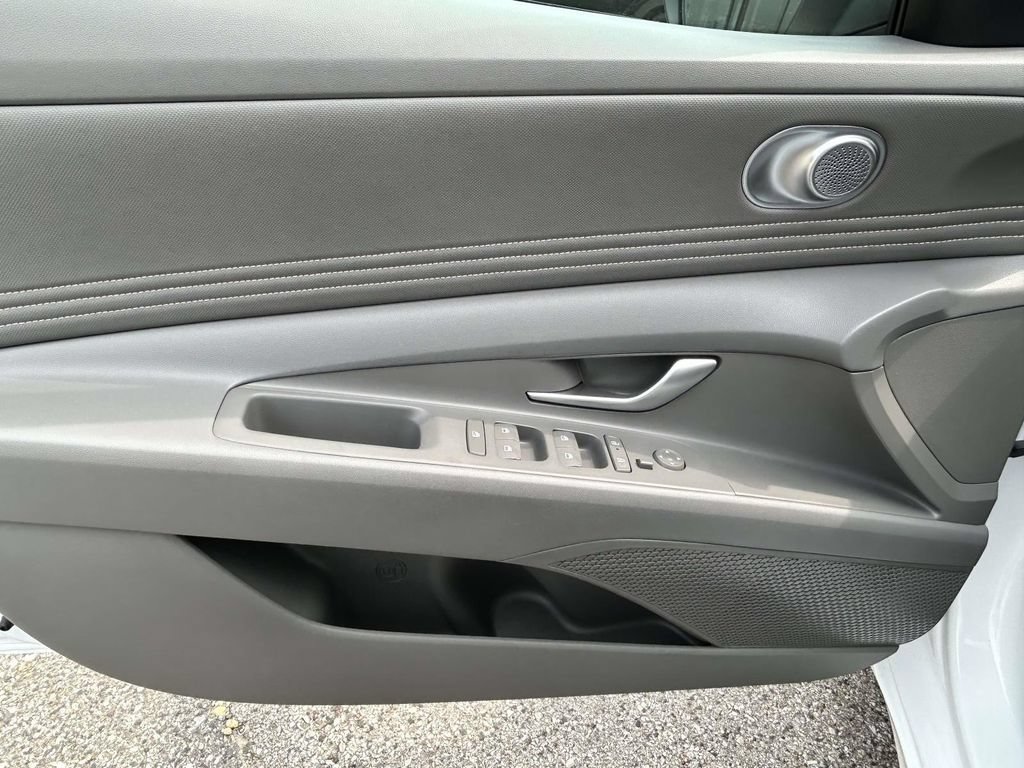 Certified 2025 Hyundai Elantra Sport FWD image 12