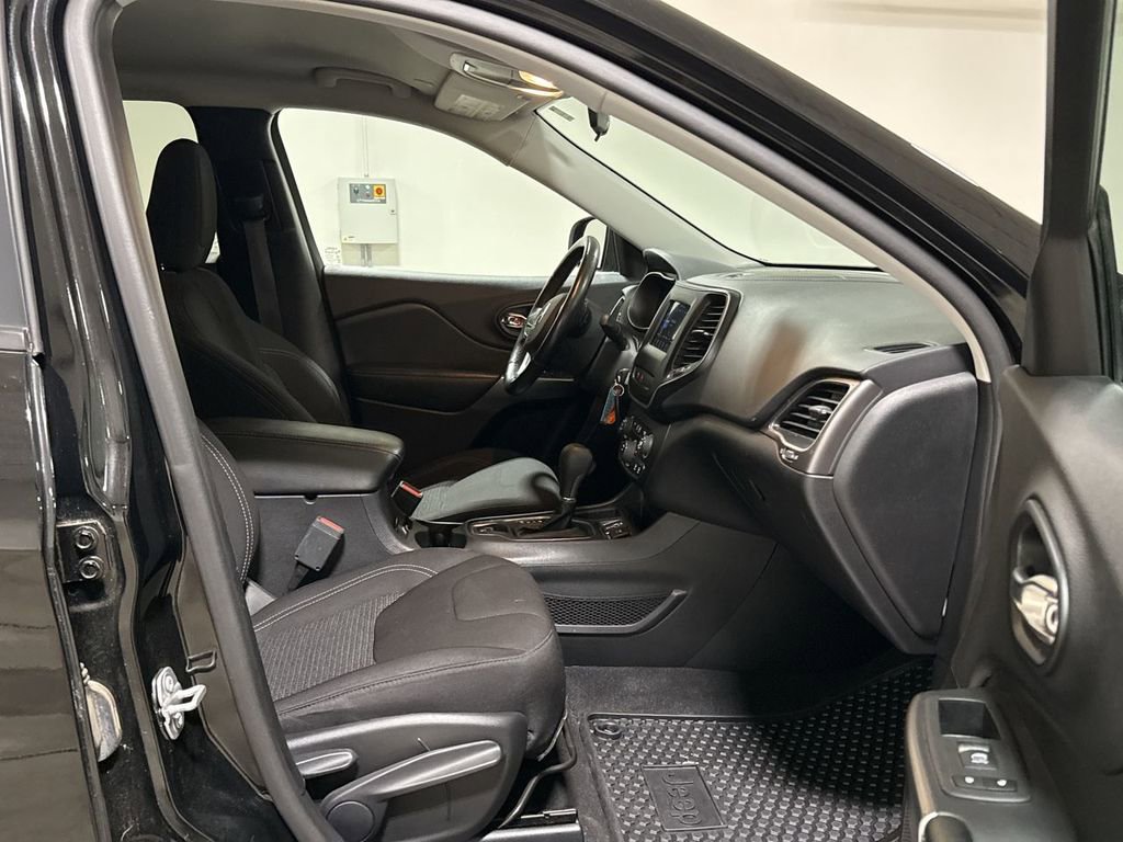 Used 2020 Jeep Cherokee Latitude w/ Cold Weather Group image 21