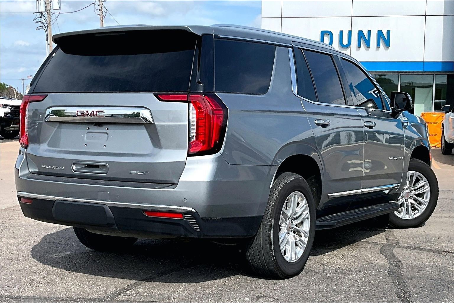 Used 2023 GMC Yukon SLT w/ SLT Luxury Package image 2