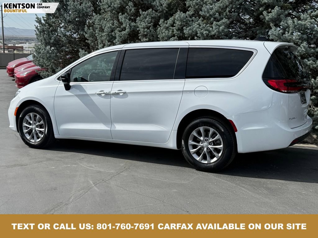 Used 2026 Chrysler Pacifica Limited image 5