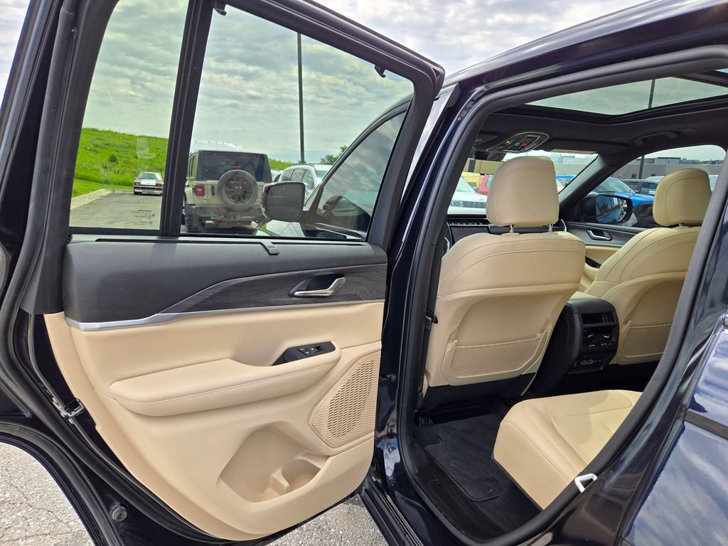 Used 2024 Jeep Grand Cherokee Limited w/ Luxury Tech Group II AWD/4WD image 30