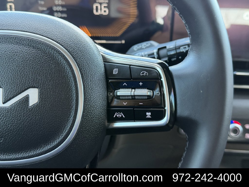 Used 2025 Kia Carnival EX FWD image 16