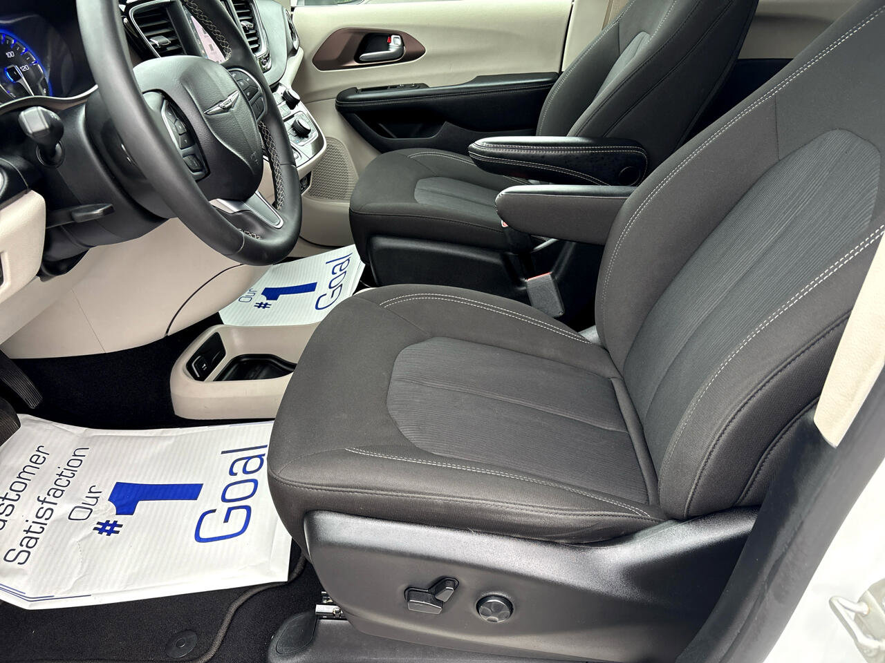 Used 2023 Chrysler Voyager LX image 16