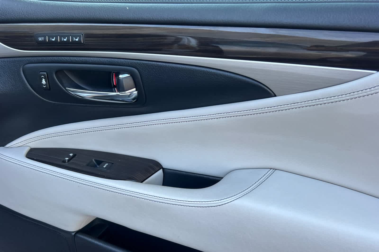 Used 2014 Lexus LS 460 w/ Comfort Package RWD image 18