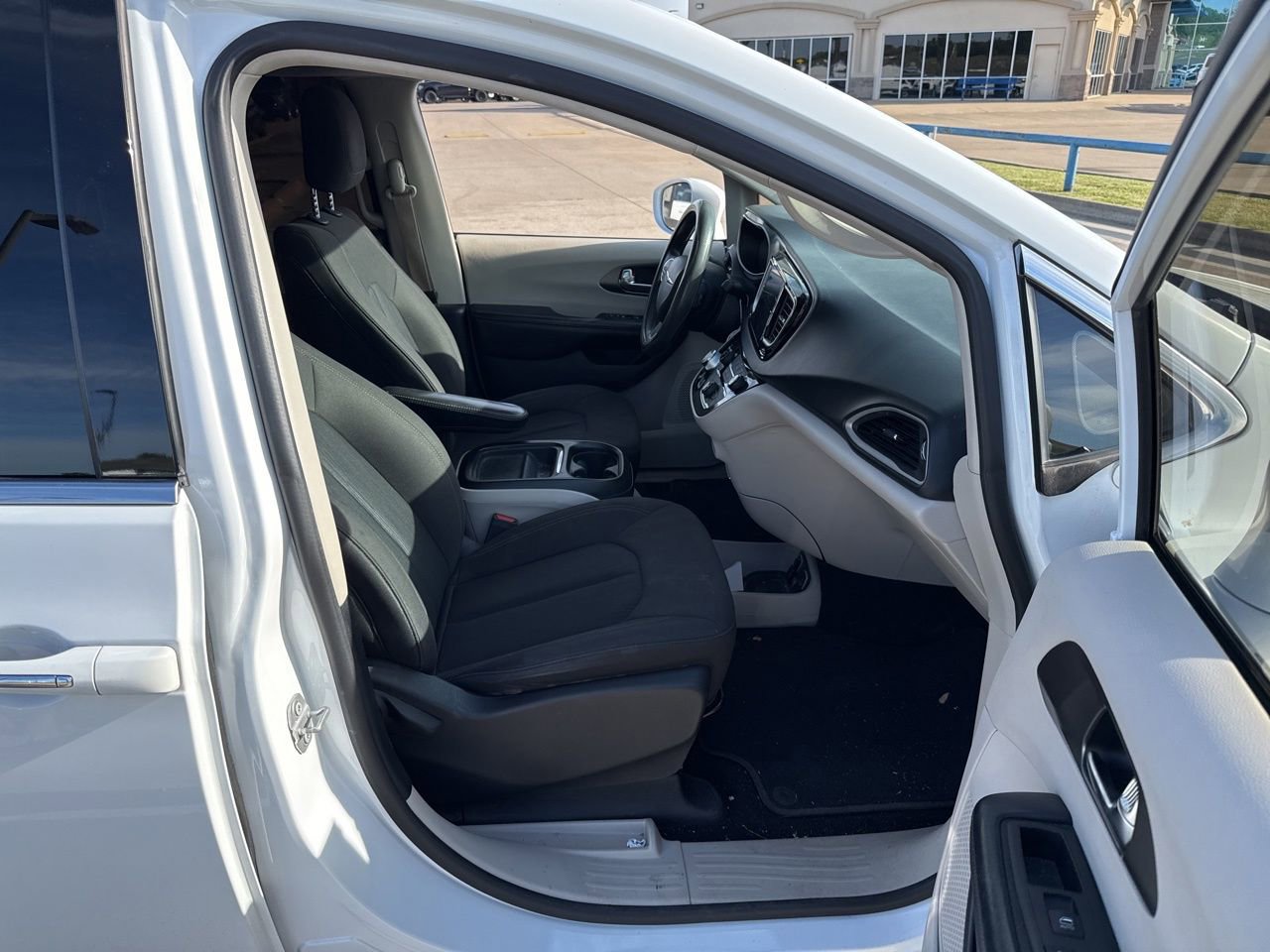 Used 2020 Chrysler Pacifica Touring w/ Advanced Safetytec Group image 14