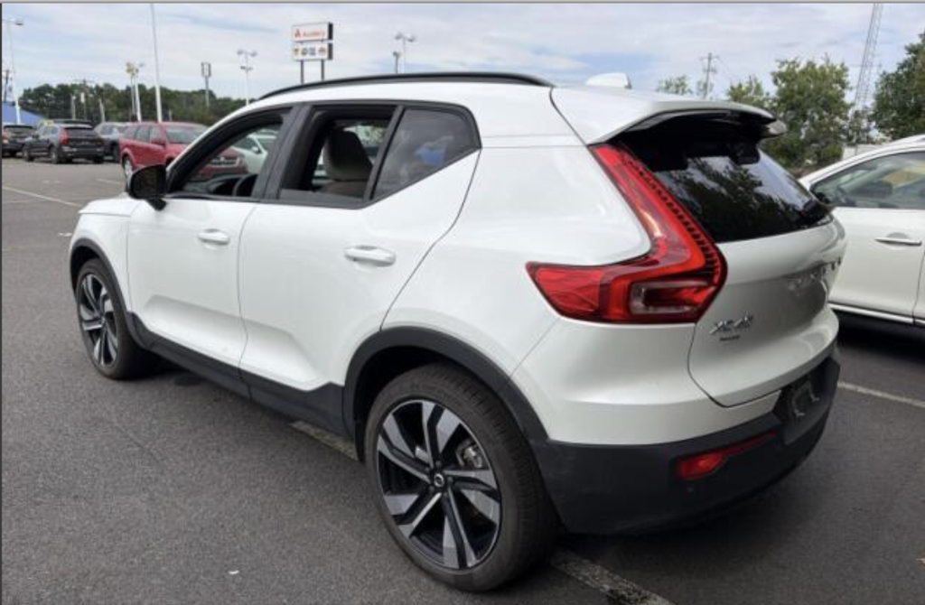 Used 2024 Volvo XC40 B5 Plus w/ Protection Package Premier AWD/4WD image 10