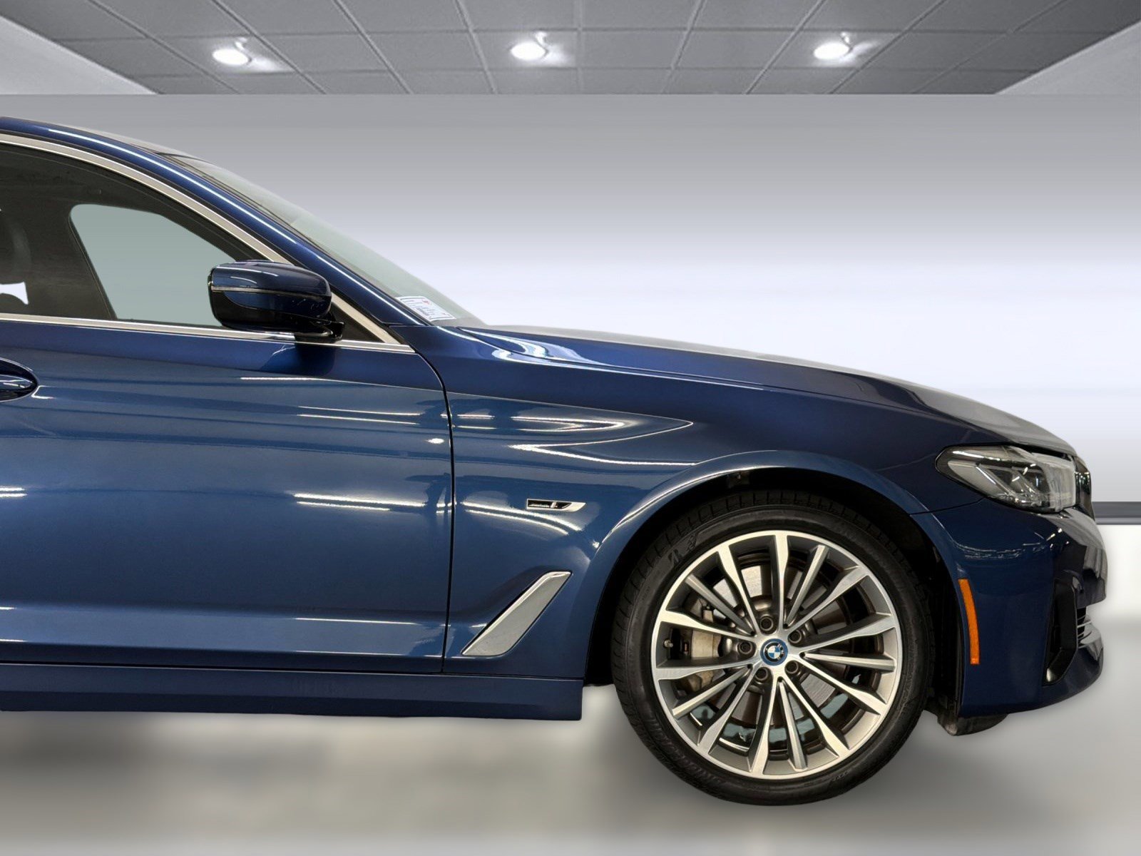 Used 2023 BMW 530e w/ Premium Package image 35