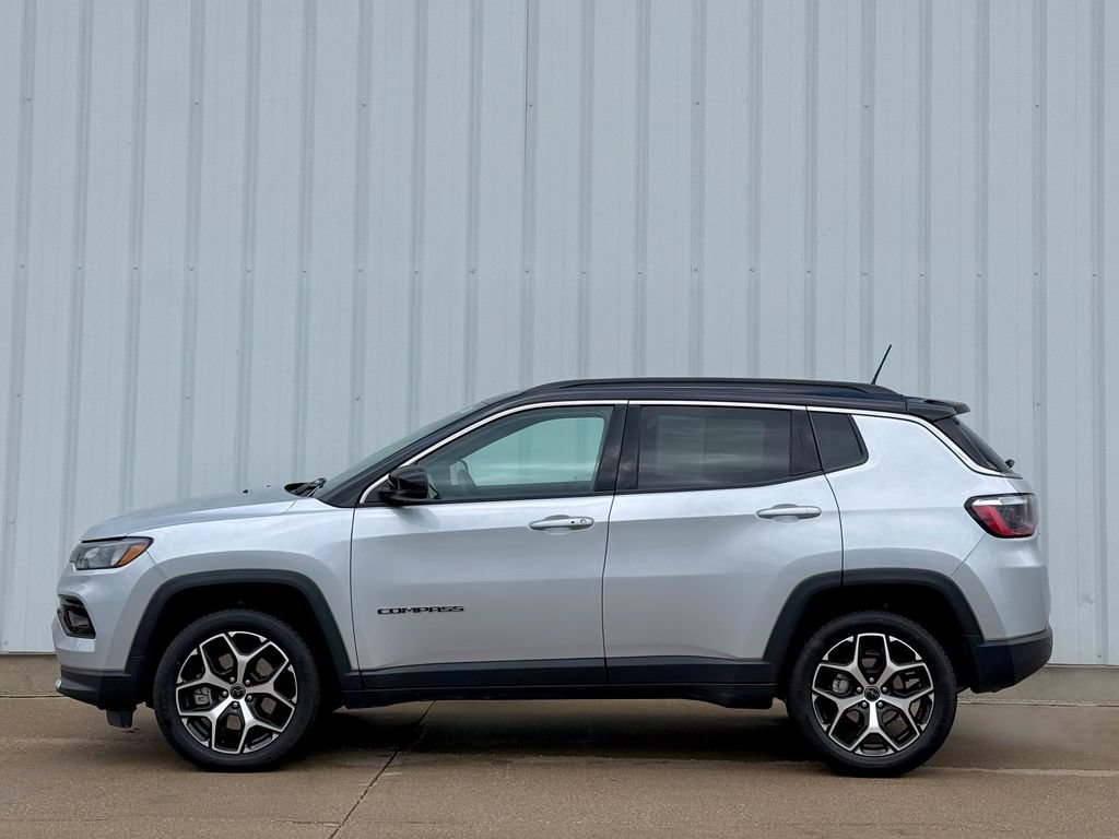 Used 2025 Jeep Compass Limited AWD/4WD image 3