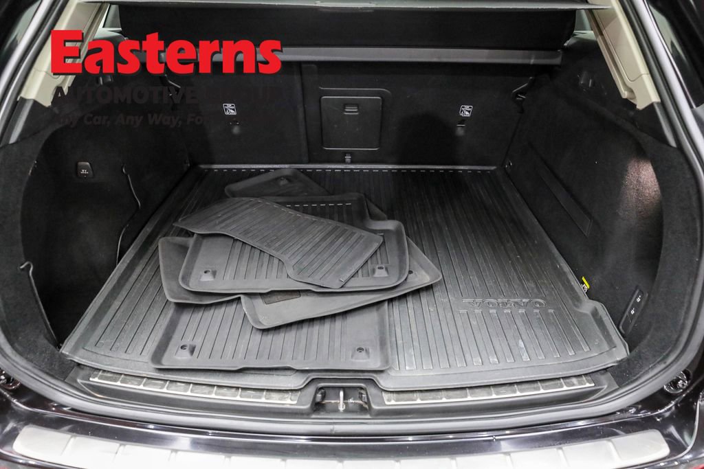 Used 2019 Volvo XC60 T5 Momentum w/ Multimedia Package image 9