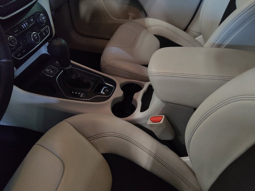 Used 2021 Jeep Cherokee Latitude Plus FWD image 26