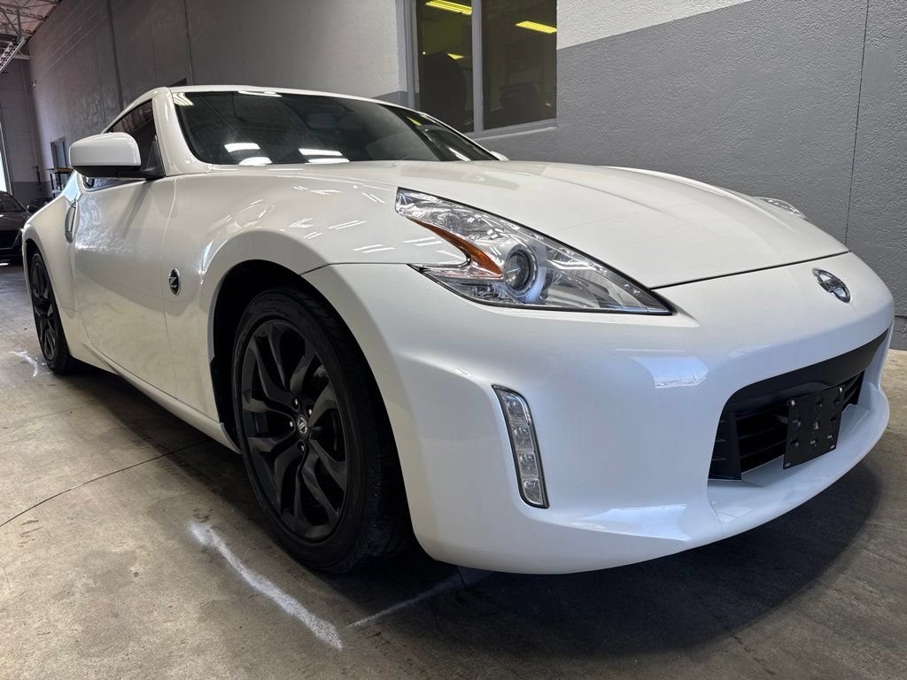 Used 2016 Nissan 370Z Coupe RWD image 4