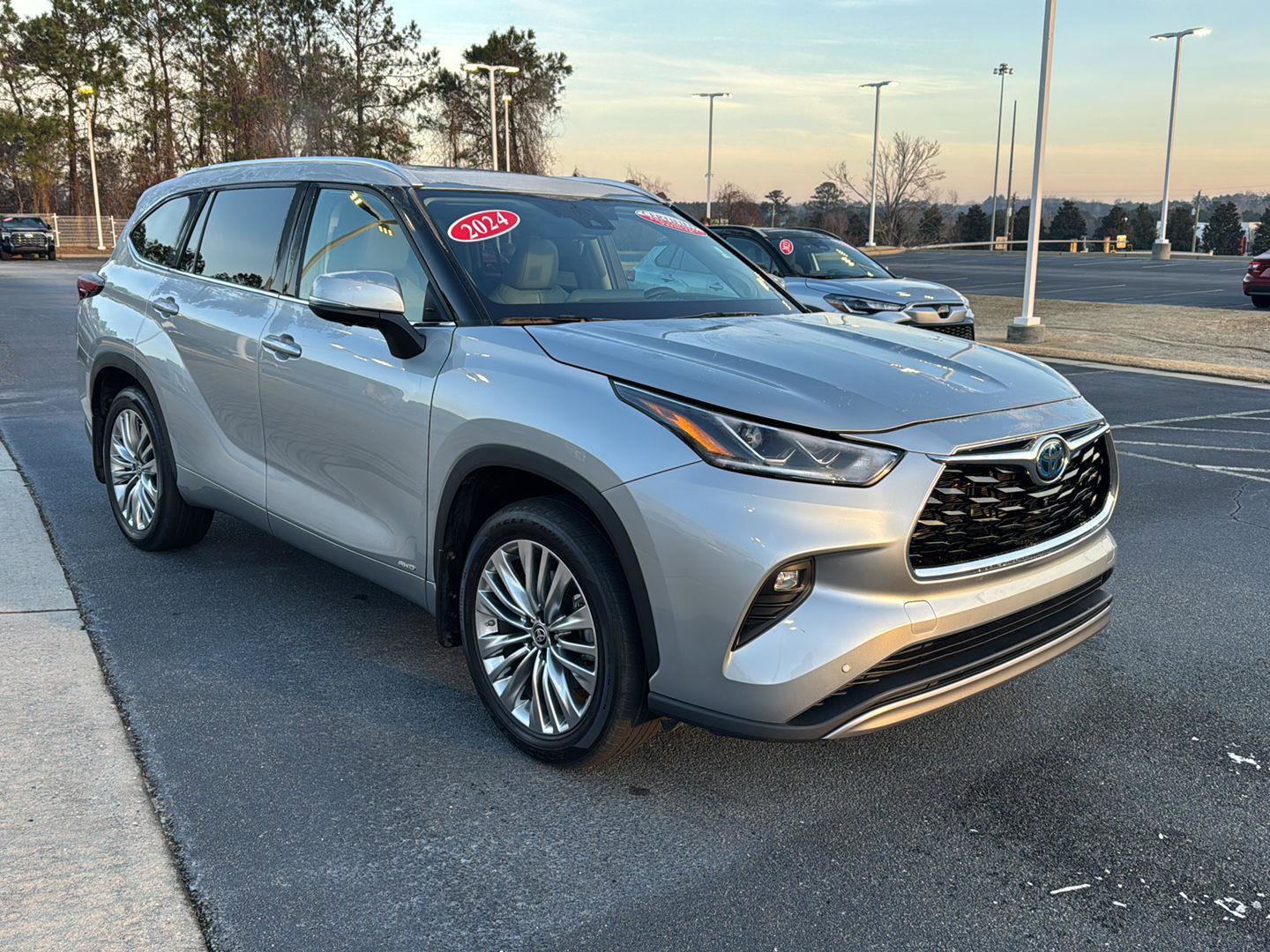 Used 2024 Toyota Highlander Platinum image 6