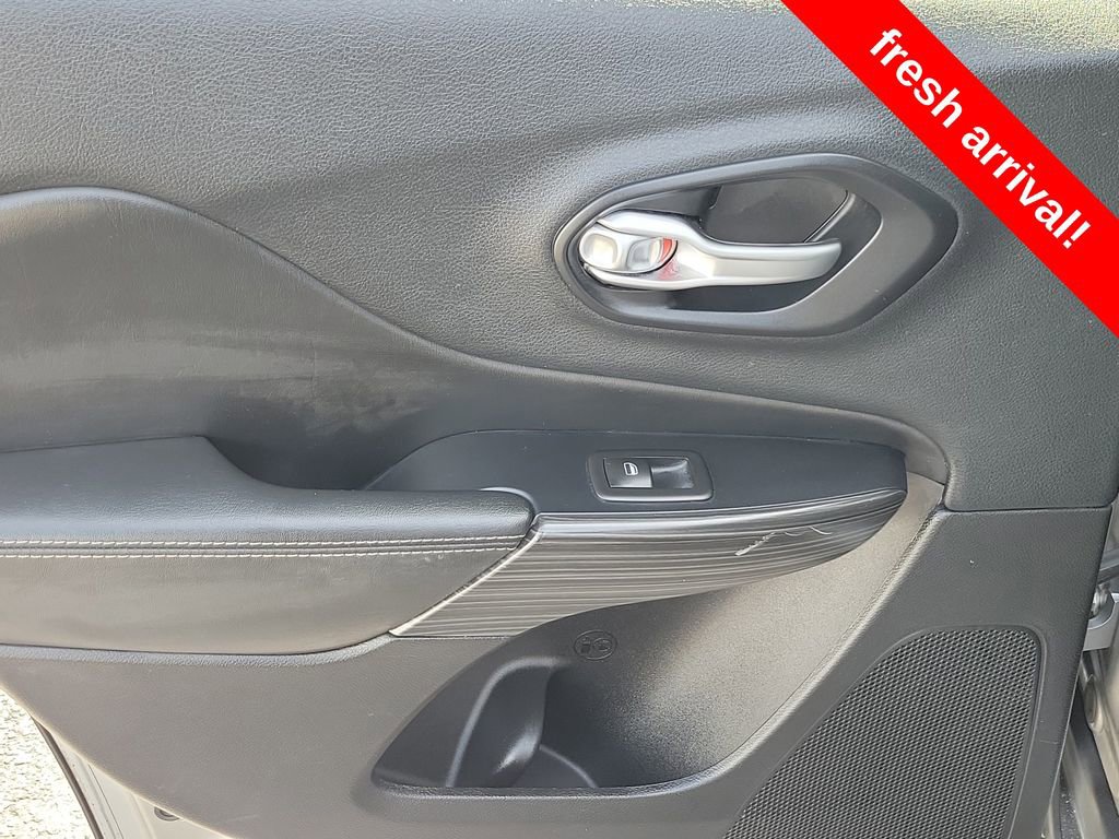 Used 2015 Jeep Cherokee Limited image 11