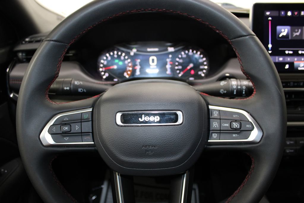 Used 2025 Jeep Compass Trailhawk image 33