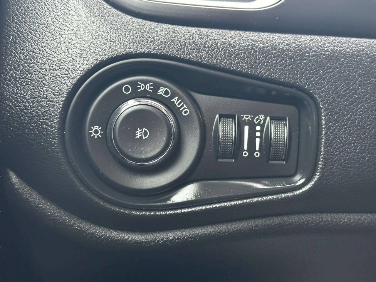 Used 2020 Jeep Renegade Sport w/ Sport Appearance Group AWD/4WD image 28