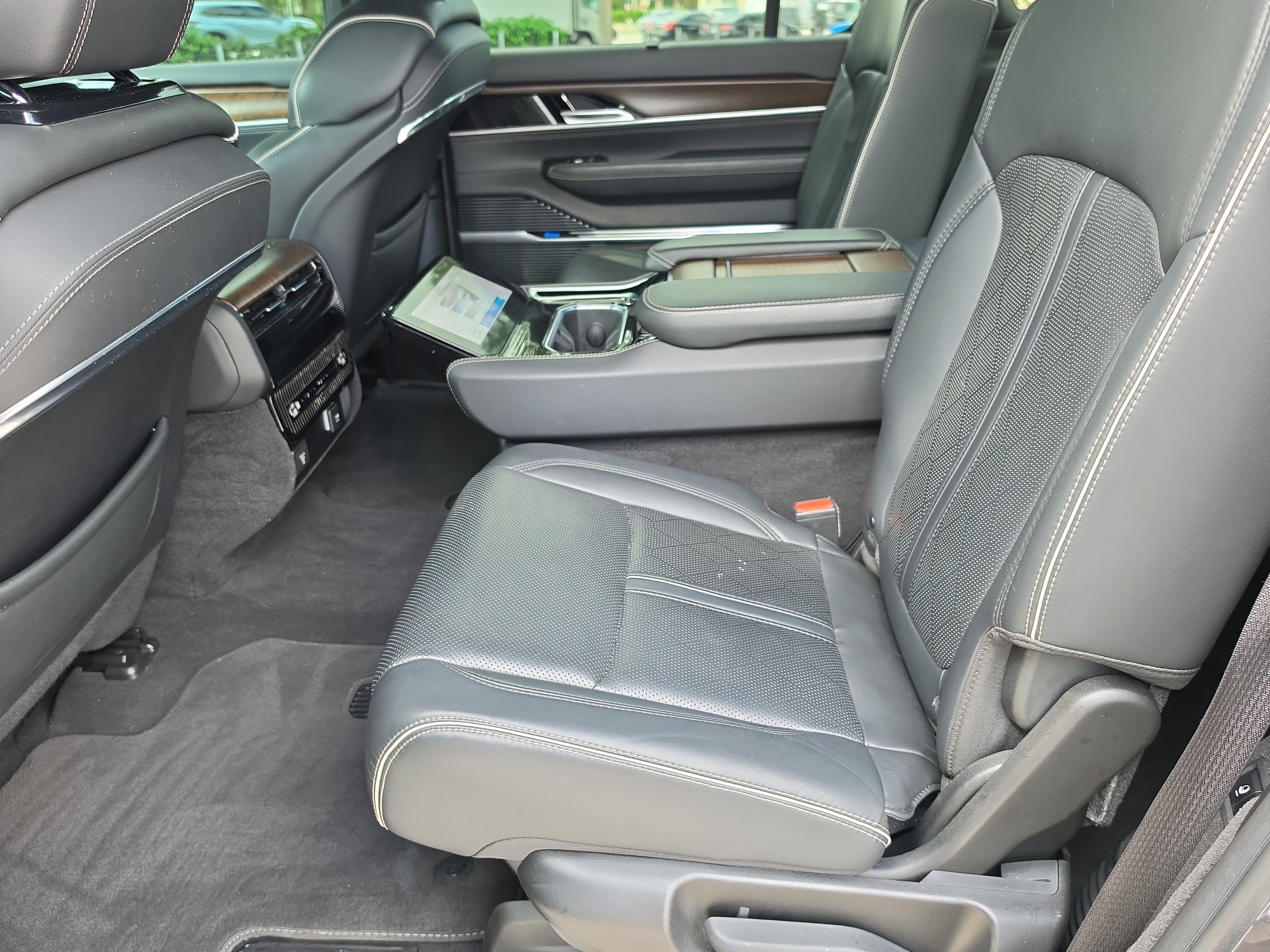 Used 2023 Jeep Grand Wagoneer Series II AWD/4WD image 17