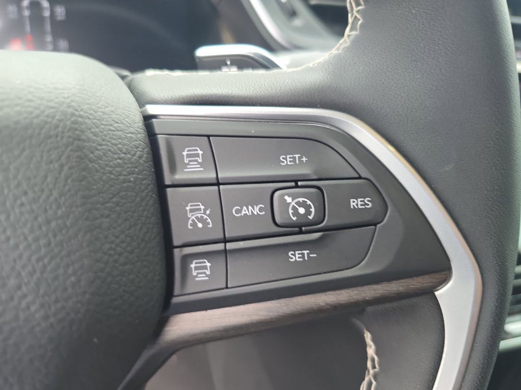 Used 2025 Jeep Grand Cherokee L Limited w/ Black Appearance Package image 23