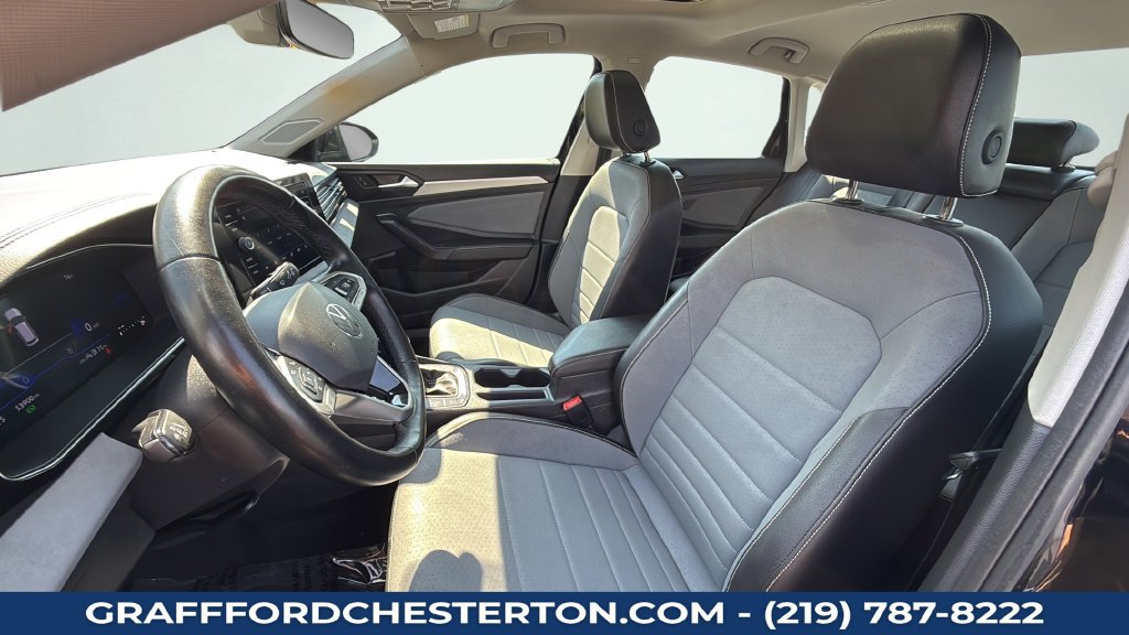 Used 2025 Volkswagen Jetta SE FWD image 23