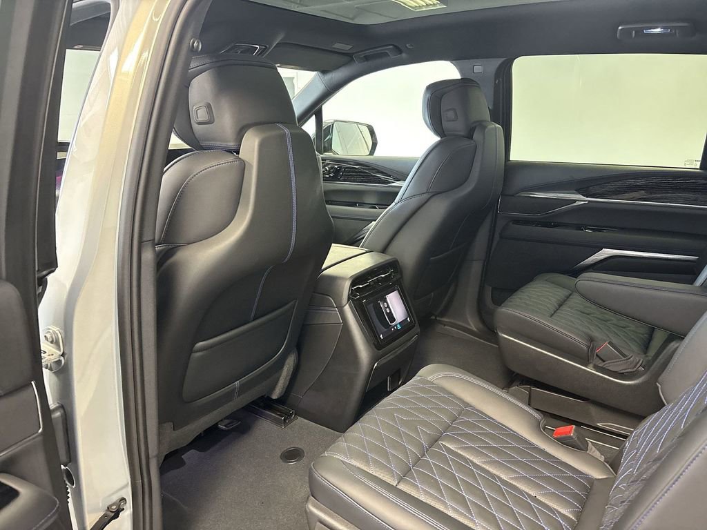 New 2025 Cadillac Escalade IQ Luxury 1 w/ LPO, Radiant Package image 32