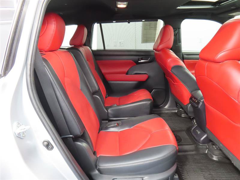 Used 2024 Toyota Highlander XSE FWD image 33
