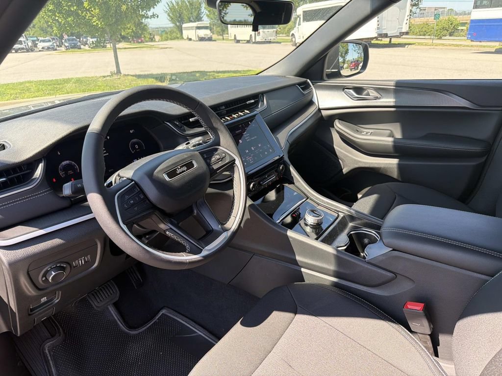 New 2026 Jeep Grand Cherokee Laredo AWD/4WD image 3