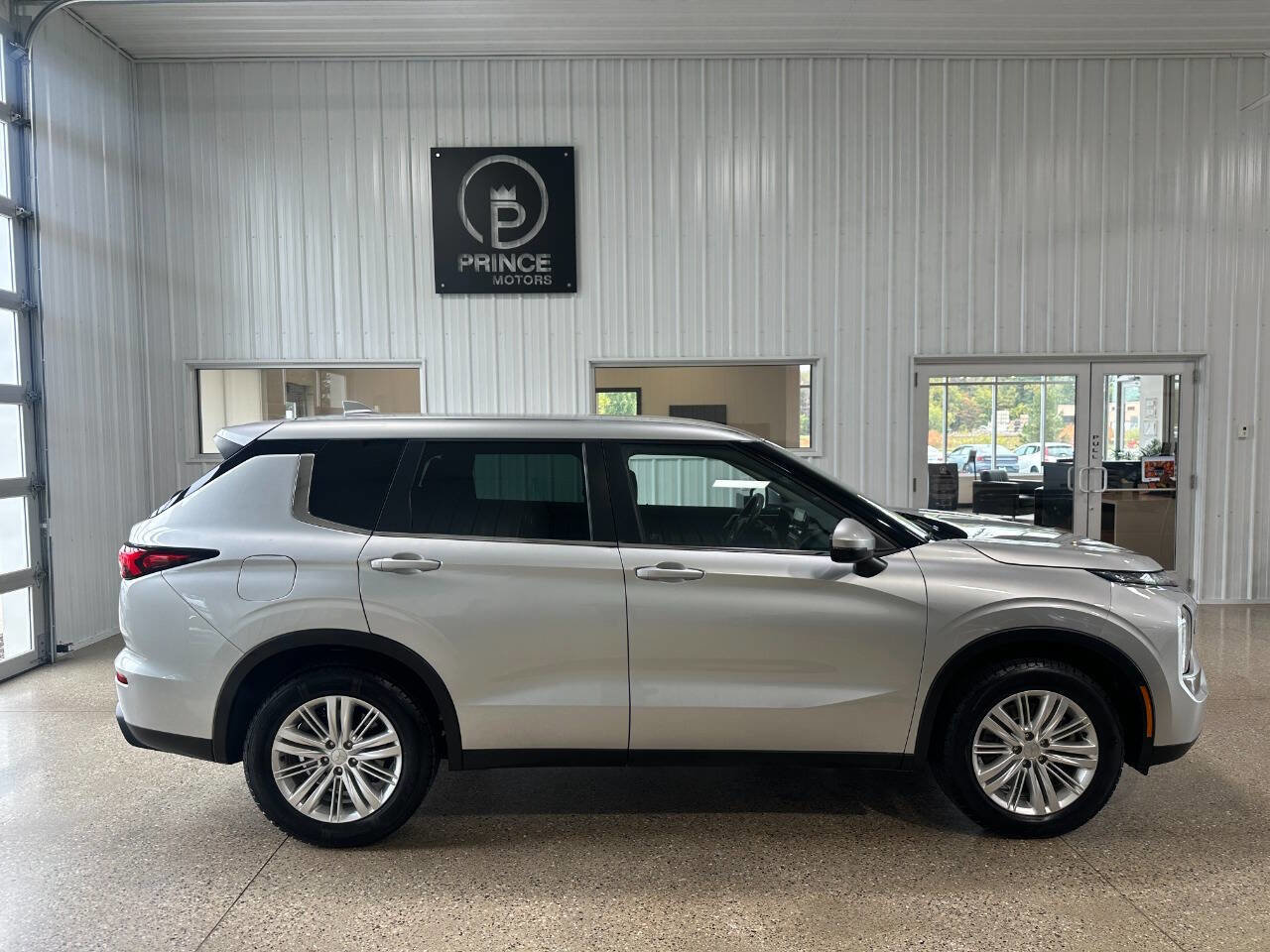 Used 2023 Mitsubishi Outlander ES image 15