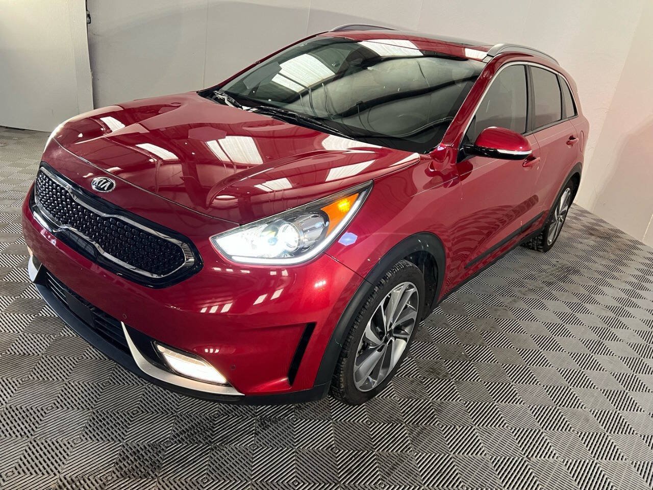 Used 2019 Kia Niro Touring FWD image 2