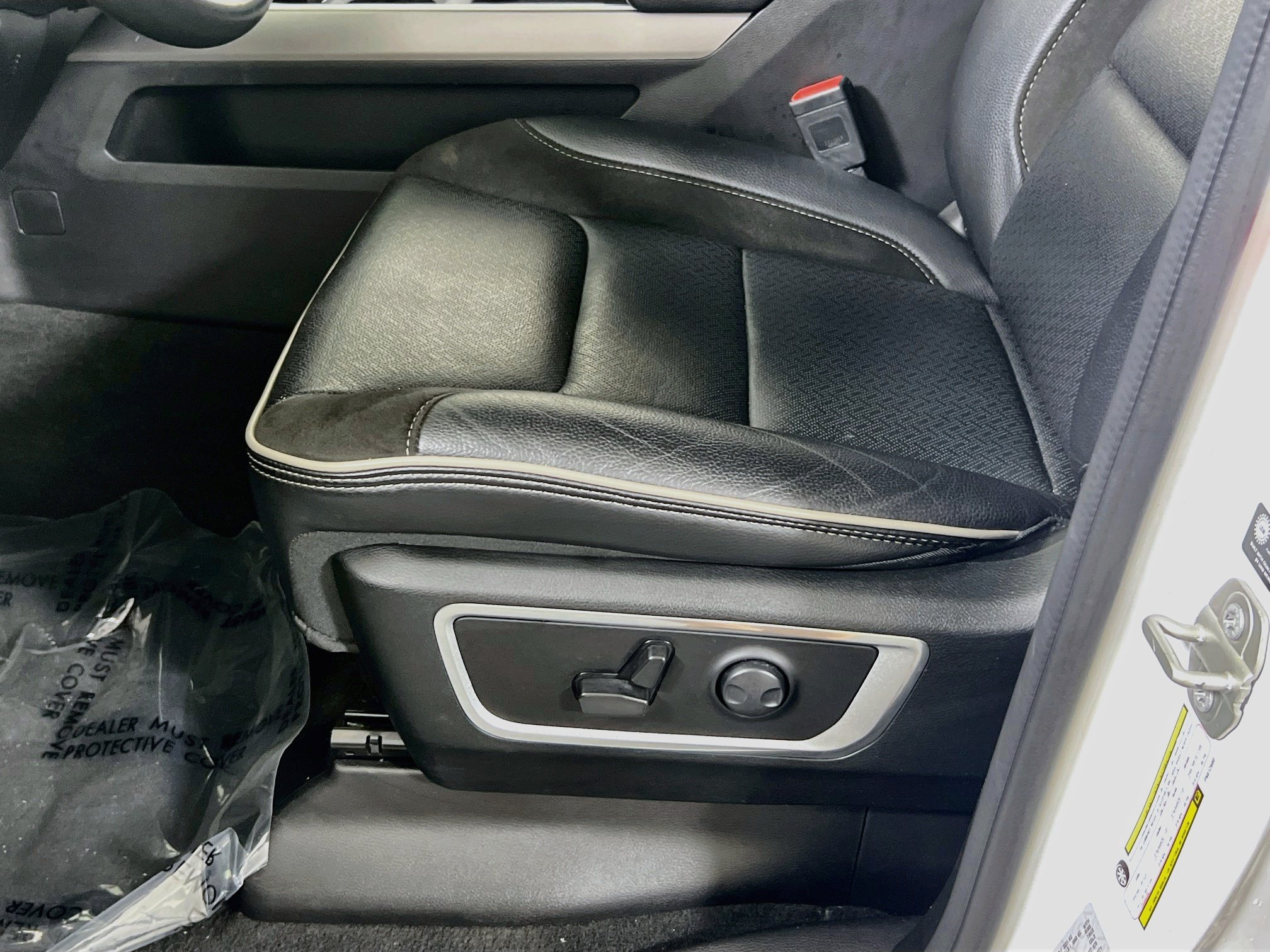 Used 2023 RAM 1500 Laramie AWD/4WD image 19