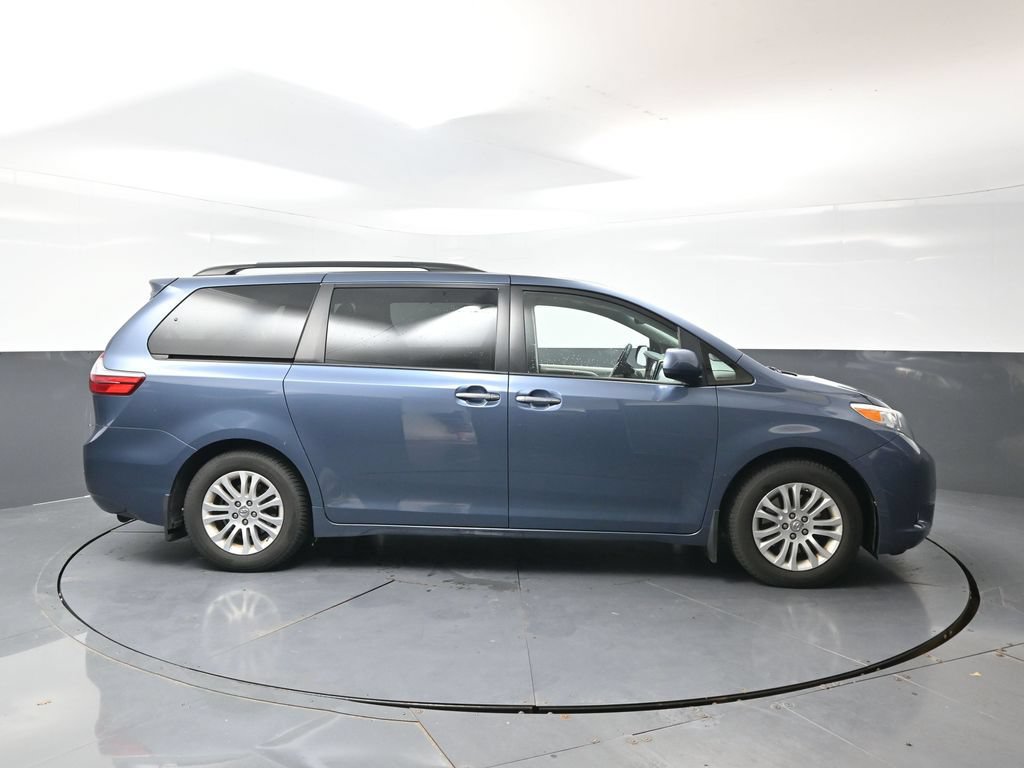 Used 2017 Toyota Sienna XLE w/ XLE Navigation Package FWD image 2