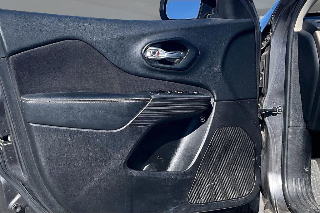 Used 2015 Jeep Cherokee Latitude w/ Comfort/Convenience Group image 20