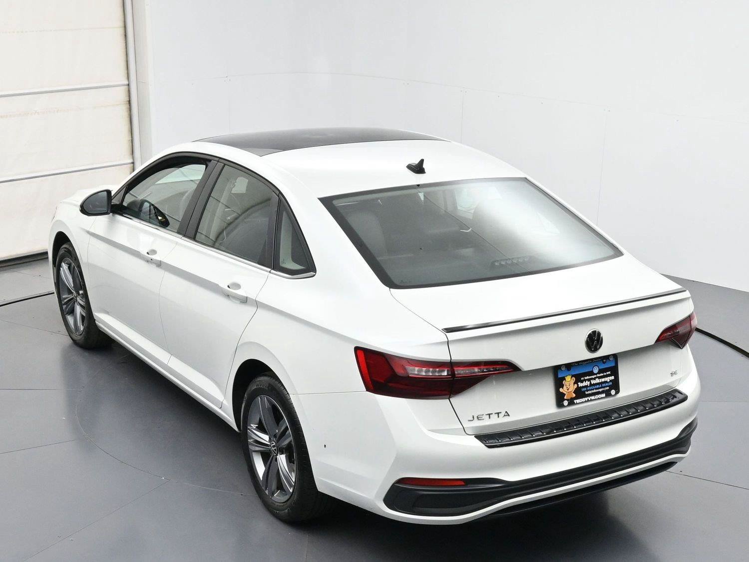 Used 2023 Volkswagen Jetta SE w/ Panoramic Sunroof Package FWD image 33