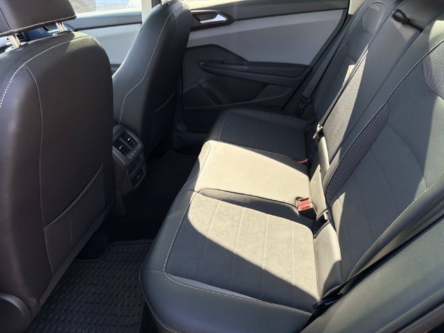 Certified 2023 Volkswagen Taos SE w/ Panoramic Sunroof Package FWD image 11