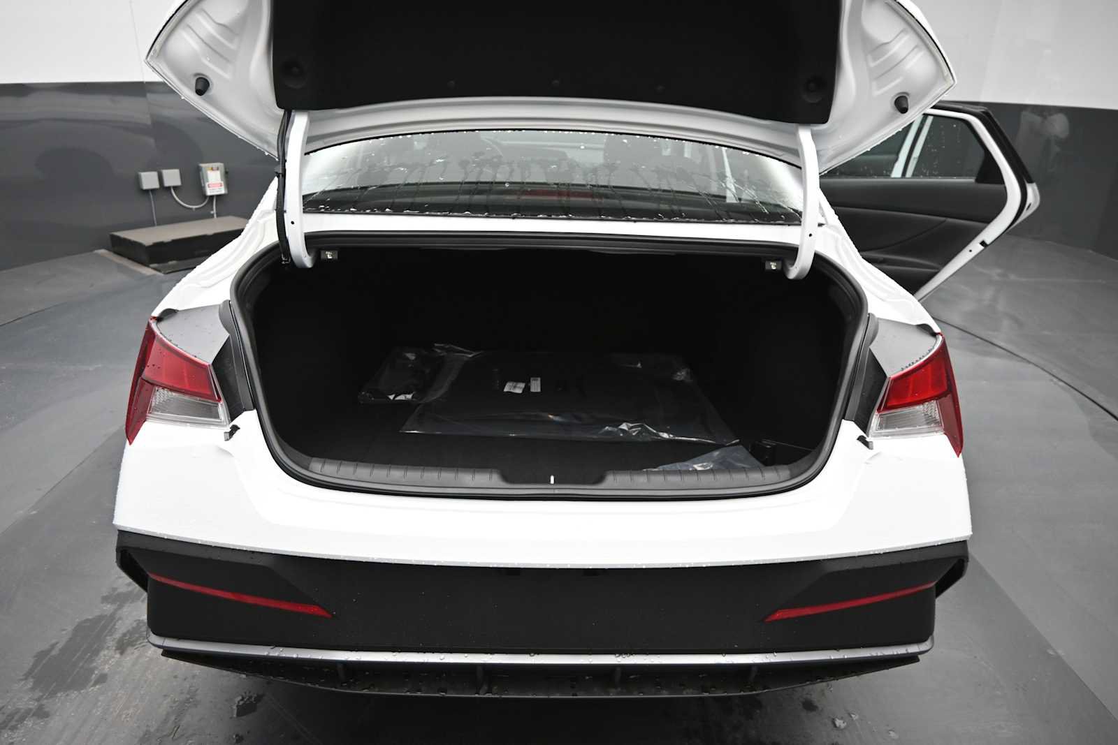 New 2026 Hyundai Elantra SE FWD image 14