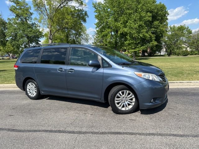 Used 2013 Toyota Sienna XLE FWD image 2