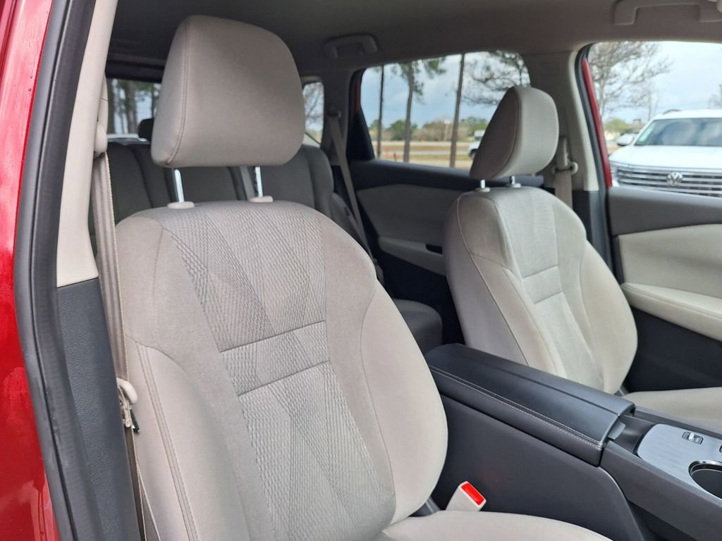 Used 2025 Nissan Rogue SV image 28