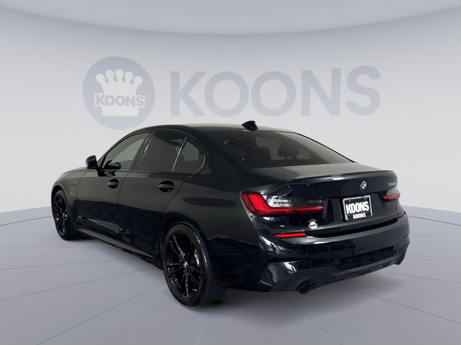 Used 2022 BMW 330e w/ M Sport Package RWD image 4